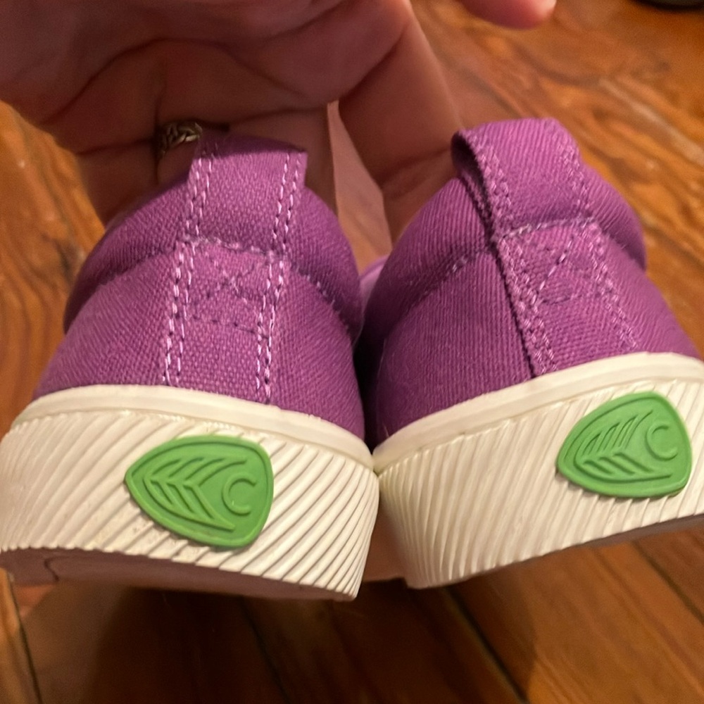 Cariuma low Purple Dahlia Canvas sneakers  women’s size 8.5 EUC - Picture 4 of 8
